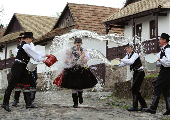 Hollókő húsvéti locsolkodás
