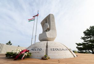 Aranybulla emlékmű Székesfehérvár