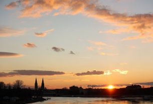 Szeged, naplemente, szeles idő, időjárás, felhő, nap