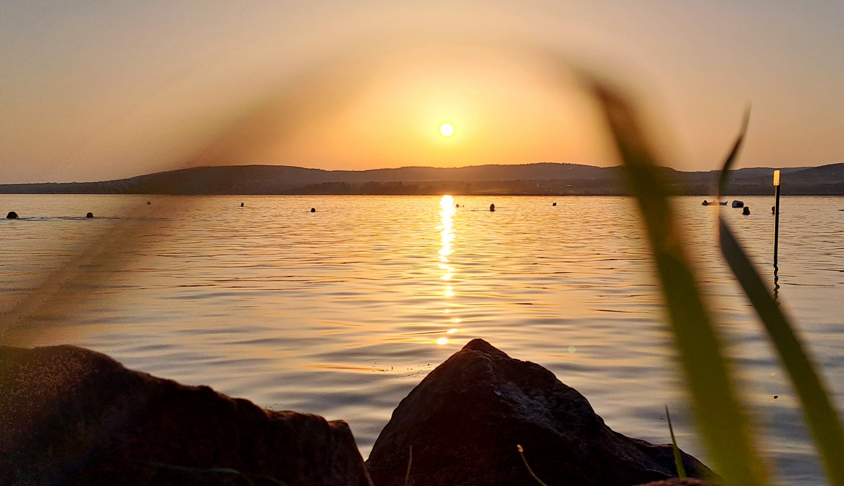 Balaton, sajkodi strand, strand, fürdőzés, nyár, nyaralás, turizmus