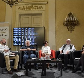 Bíró Gergely műsorvezető, Majoros Sándor író, Nádasi Krisztina író, Zöldy Pál író és Jánoki-Kis Viktória író (b-j) a Prózamaratonon a Petőfi Irodalmi Múzeumban 2023. szeptember 21-én. A hét órán át tartó eseményen Az év novellái 2023 antológia 27 szerzője olvas fel műveiből, és beszélget újságírókkal. MTI/Soós Lajos