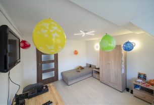 Lakószoba az egri Gyöngyház Egyesület támogatott lakhatás programjában épült házában az avatás napján, 2024. február 14-én. MTI/Komka Péter