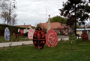 Húsvéti tojások lepték el Vámospércs utcáit